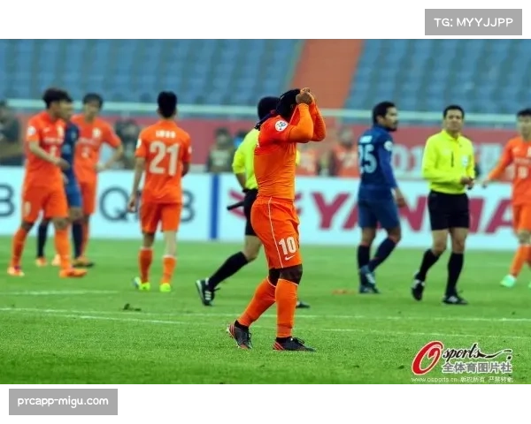 “特写:门将失误致球队降级区挣扎,赛后独自谢场获主场球迷掌声鼓励” “特写:门将失误致球队降级区挣扎,赛后独自谢场获主场球迷掌声鼓励”